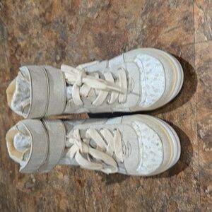 Womens size 9 cream colored Jellypop wedge shoes.